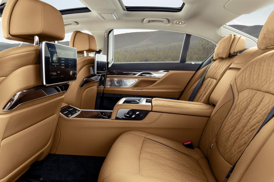 Интерьер BMW 750Li xDrive (G12) 2019 года  (WW) (фото 45 из 164)